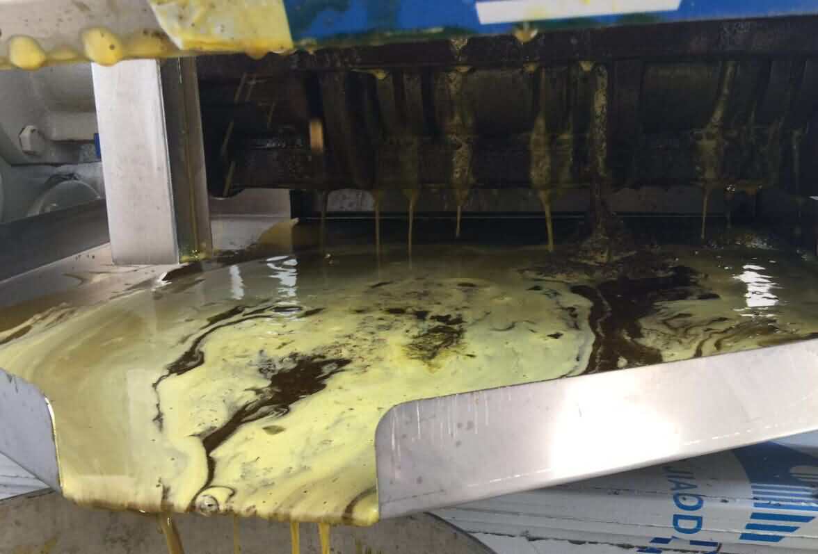 榨油機(jī)榨花生油、菜籽油過(guò)程